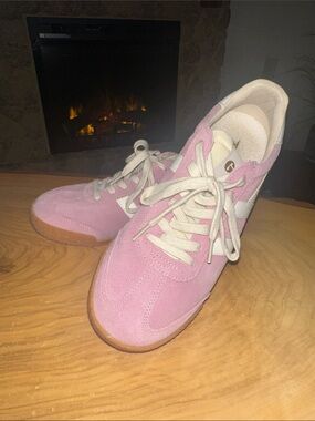 🩷🤍🩷Gola Pink Suede Sneakers with Cream Accents
